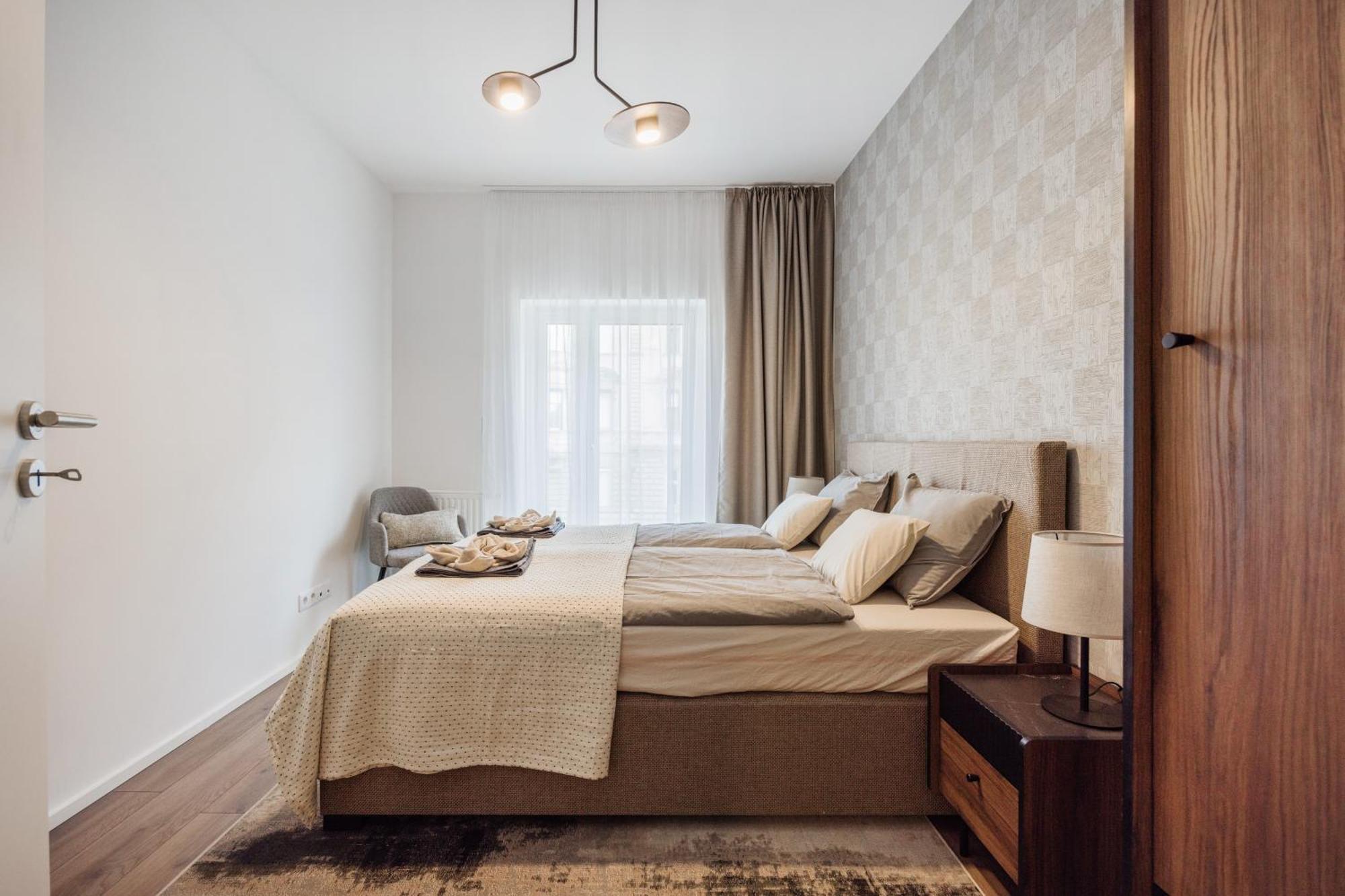 Sleek Premium With Parking Appartement *