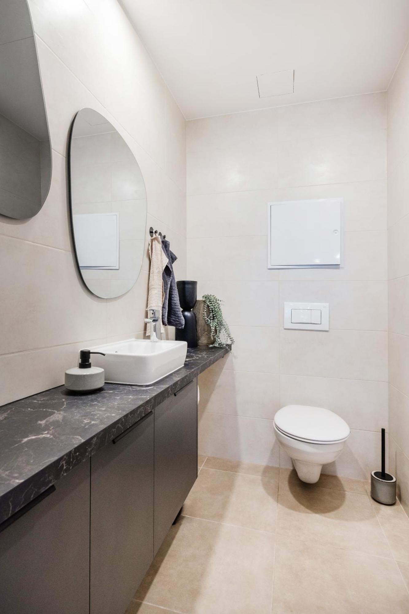 Sleek Premium With Parking Appartement *