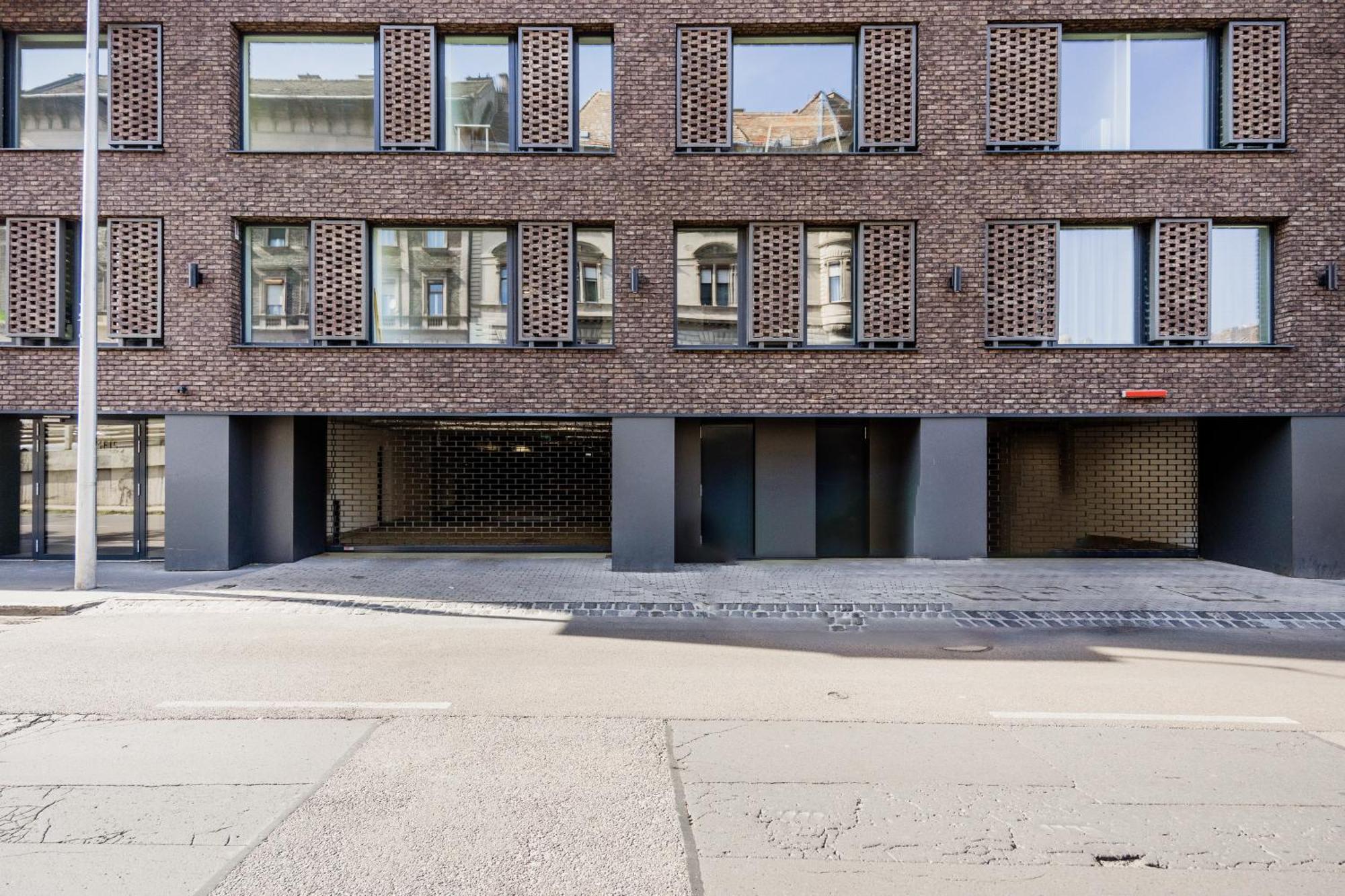 Sleek Premium With Parking Appartement *